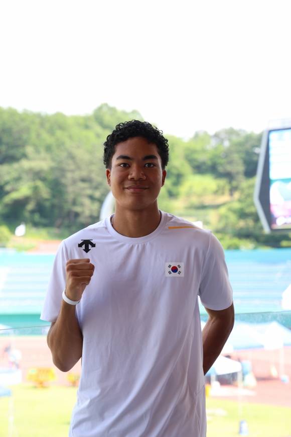 이달 9일 경북 예천스타디움에서 만난 조엘진이 앞으로의 포부를 밝히며 파이팅을 외치는 모습. 대한육상연맹 제공