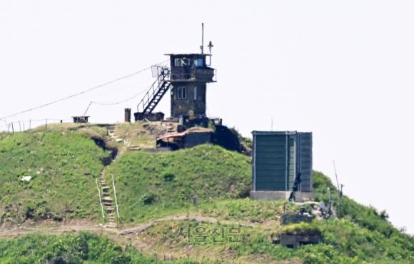 북한이 대남 오물 풍선 살포를 재개한 가운데 9일 경기도 파주시 탄현면 우리 군 초소 앞에 대북 확성기 가람막이 설치되어 있다. 2024.6.9. 도준석 전문기자