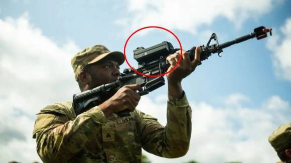 2025년 6월 6일(현지시간) 독일 호엔펠스에 있는 합동 다국적 준비 센터에서 진행된 ‘플라이트랩’ 실사격 훈련에서 미 육군 제2기병연대 제3전투중대의 한 병사가 M4A1 소총에 장착된 스마트슈터 ‘스매시 2000L’ 조준경을 통해 드론을 겨냥하고 있다. 출처=미 국방부