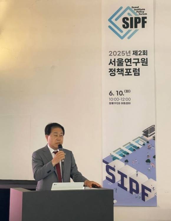 지난 10일 정동1928 아트센터에서 열린 ‘2025 제2회 서울연구원 정책포럼’에 참석한 김용호 의원이 축사하고 있다.