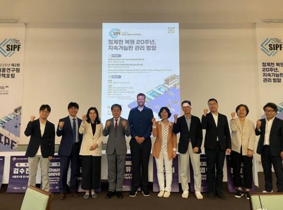 지난 10일 정동1928 아트센터에서 열린 ‘2025 제2회 서울연구원 정책포럼’에 참석한 김용호 의원이 발제자 및 토론자와 기념촬영을 하고 있다.