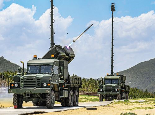 해병대에서 운용하는 지상 발사체계에서 LIG넥스원의 유도로켓인 비궁이 발사되는 모습. LIG넥스원 제공