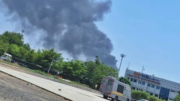 242명을 태운 에어인디아 여객기가 12일(현지시간) 인도 서부 구자라트주 아마다바드 공항 근처에서 추락했다. 사진은 사고 현장에서 연기가 치솟는 모습. 2025.6.12 엑스