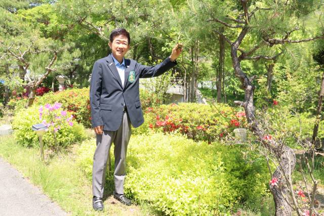 회사 앞 작은 정원에서 포즈를 취한 이혜원 대표.