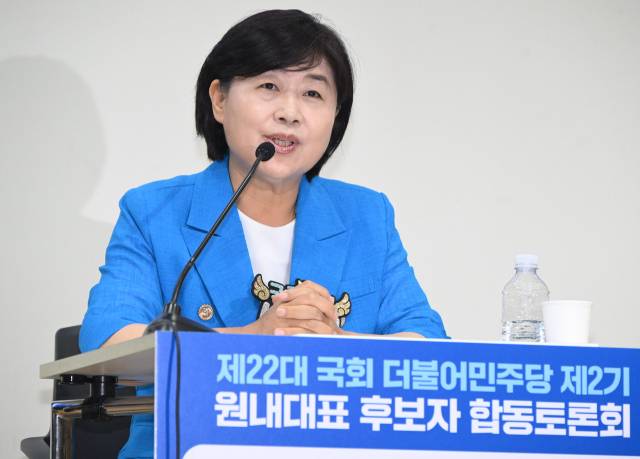 서영교 더불어민주당 2기 원내대표 후보가 10일 서울 여의도 의원회관에서 열린 더불어민주당 2기 원내대표 후보자 합동토론회에서 기조연설을 하고 있다. 오승현 기자