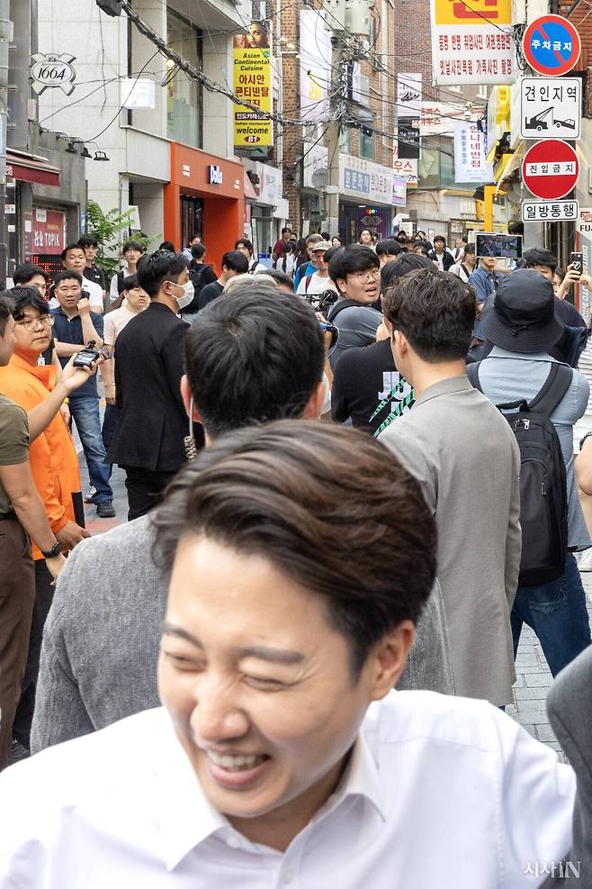 5월29일 이준석 개혁신당 대선후보가 서울 성북구 고려대 인근에서 선거유세를 하던 중, 이 후보의 여성혐오 표현을 비판하던 한 학생(뒤 가운데)이 경찰에게 제지되고 있다. ⓒ시사IN 박미소