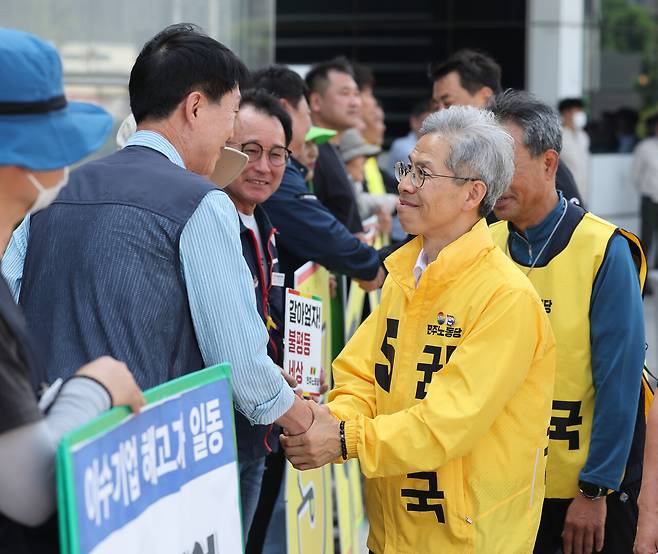 5월19일 권영국 민주노동당 대선 후보가 울산시 북구 현대자동차 울산공장 정문에서 기자회견을 한 후 지지자와 인사하고 있다. ⓒ연합뉴스