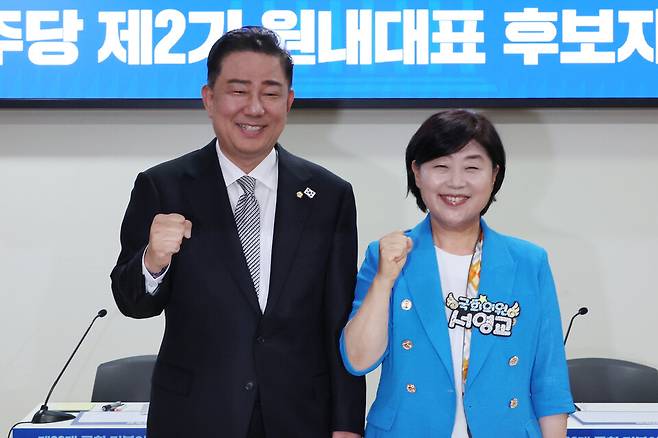 6월10일 서울 여의도 국회 의원회관에서 열린 더불어민주당 제22대 국회 2기 원내대표 후보 합동 토론회에서 후보로 나선 김병기 의원(왼쪽)과 서영교 의원이 취재진 카메라를 향해 포즈를 취하고 있다. ⓒ연합뉴스