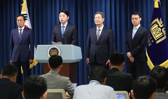 강훈식 대통령 비서실장이 6월8일 용산 대통령실에서 정무,홍보,민정 수석 인선을 발표하고 있다. 왼쪽부터 우상호 정무수석, 강 비서실장, 오광수 민정수석, 이규연 홍보소통수석 ⓒ연합뉴스