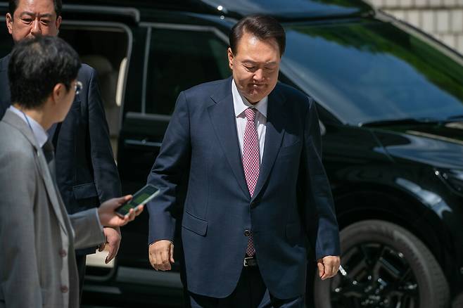 윤석열&nbsp;전 대통령이 6월9일 서울 서초구 서울중앙지방법원에서 열린 내란 우두머리 혐의·직권남용 권리행사 방해 혐의 사건 6차 공판에 출석하고 있다. ⓒ사진공동취재단