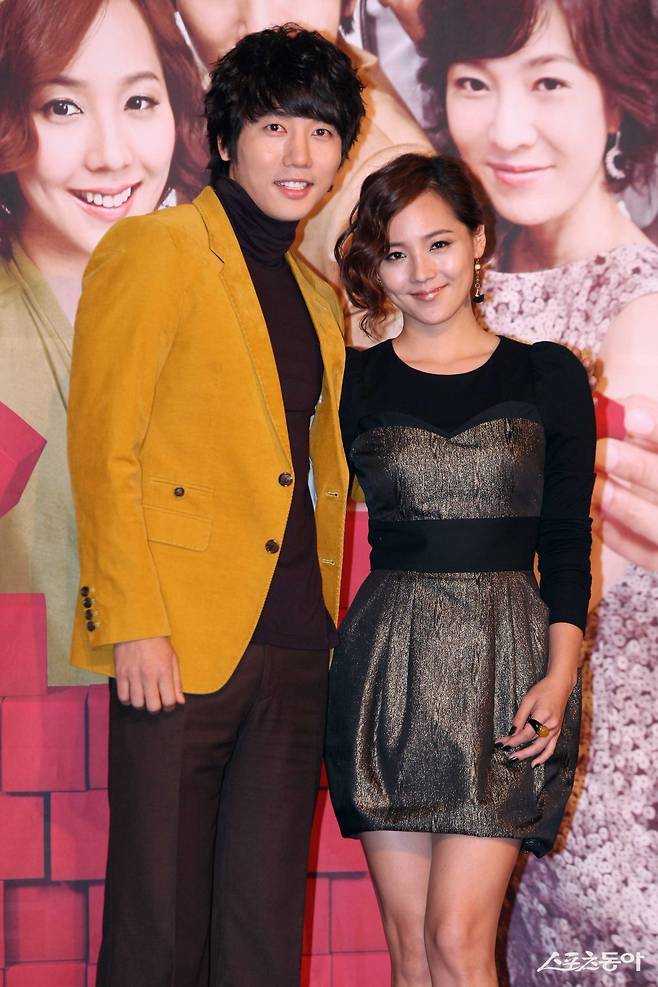 6일 오후 서울 여의도 63빌딩에서 열린 MBC 주말드라마 ‘인연만들기’의 제작발표회에 참석한 연기자 기태영(왼쪽)과 유진이 나란히 포토타임을 갖고 있다. 스포츠동아DB