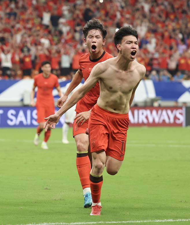 중국 대표팀 왕위둥(앞)이 10일 중국 충칭 롱싱 축구경기장에서 열린 2026 북중미 월드컵 아시아 3차 예선 C조 최종전 바레인전에서 결승골을 넣자 상의를 벗고 세리머니 하고 있다. 충칭 | 신화연합뉴스