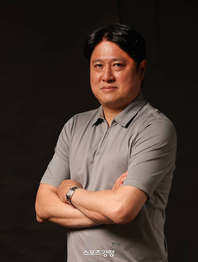 해설위원에서 오랜 만에 감독으로 돌아온 프로농구 수원ＫＴ 문경은 감독이 스포츠경향과 인터뷰에 앞서 포즈를 취하고 있다. 2025.06.11 권도현 기자