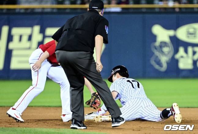 LG 박해민이 11일 잠실 SSG전 7회말 2루 도루에 성공했다.