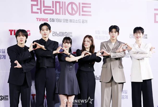 배우 윤현수, 이정식, 홍화연, 김지우, 최우성, 이봉준이 12일 서울 마포구 스탠포드호텔에서 진행된 티빙 오리지널 드라마 '러닝메이트' 제작발표회에 참석해 포즈를 취하고 있다. /2025.06.12 /사진=김휘선 hwijpg@