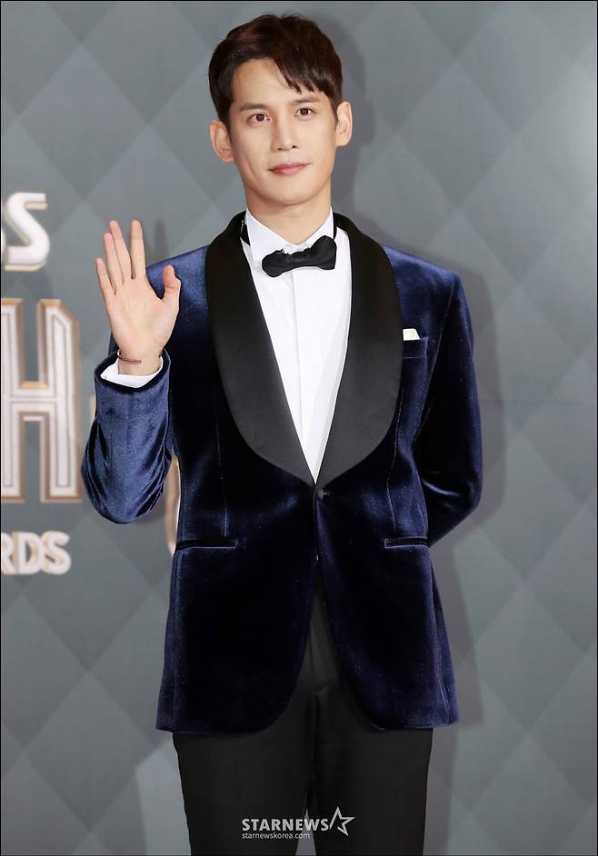 배우 박기웅이 31일 오후 서울 마포구 상암동 SBS 프리즘타워에서 진행된 '2018 SBS 연기대상' 레드카펫에 참석해 포즈를 취하고 있다.