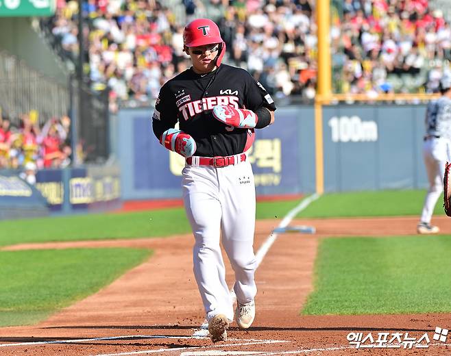 KIA 타이거즈 내야수 윤도현이 올해 정규시즌 경기에 출전해 득점하고 있다. 윤도현은 손가락 골절로 12일 엔트리에서 말소됐다. 엑스포츠뉴스 DB