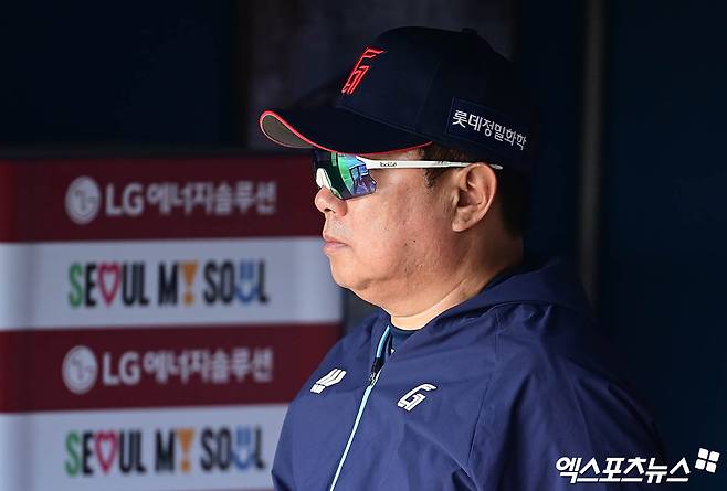 22일 오후 서울 송파구 잠실야구장에서 열린 '2025 신한 SOL Bank KBO리그' 롯데 자이언츠와 LG 트윈스의 경기, 롯데 김태형 감독이 더그아웃에서 경기를 지켜보고 있다. 엑스포츠뉴스DB