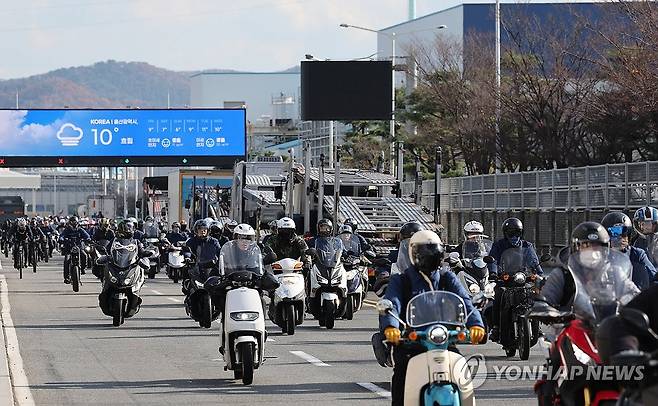 퇴근하는 현대차 근로자들 [연합뉴스 자료사진]