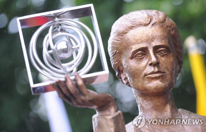 폴란드 바르샤바의 퀴리 부인 동상 [EPA 연합뉴스 자료사진. 재판매 및 DB 금지]
