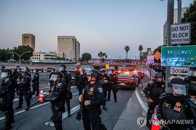 지난 10일 저녁 캘리포니아 고속도로 순찰대가 통행금지령이 내려진 도심 고속도로 일대를 지키는 모습 [로스앤젤레스 AFP=연합뉴스. 재판매 및 DB 금지]
