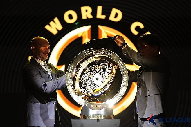 FIFA 클럽 월드컵 트로피 국내 첫 공개 (서울=연합뉴스) 6일 경기도 성남 네이버 1784 사옥에서 열린 국제축구연맹(FIFA) 2025 클럽 월드컵 트로피 제막식에서 트로피가 공개되고 있다. FIFA는 대회 홍보 취지로 트로피 투어를 진행하고 있다. 지난달 미국 뉴욕에서 출발해 140일 동안 전 세계 29개 도시를 방문하는 일정으로, 우리나라에서는 이날 최초로 베일을 벗었다. 2025.3.6 [한국프로축구연맹 제공. 재판매 및 DB 금지] photo@yna.co.kr