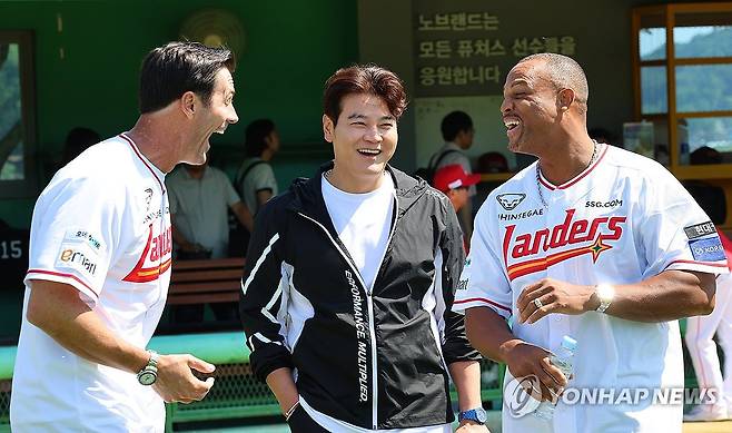 SSG 퓨처스 선수단  MLB레전드 멘토링 데이 (인천=연합뉴스) 임순석 기자 = 11일 인천 강화군 SSG 퓨처스필드에서 열린 SSG 퓨처스 선수단 'MLB 레전드 멘토링 데이'에서 추신수(가운데) SSG랜더스 육성총괄이 메이저리그에서 활약한 콜 해멀스(왼쪽), 아드리안 벨트레와 퓨처스 선수들의 훈련을 지켜보며 대화하고 있다. 2025.6.11 soonseok02@yna.co.kr
