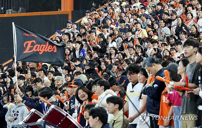 한화 이글스 팬들의 '환호' (대전=연합뉴스) 배재만 기자 = 7일 대전 한화생명 볼파크에서 열린 프로야구 2025 신한 SOL 뱅크 KBO리그 삼성 라이온즈와 한화 이글스의 경기에서 한화 이글스 팬들이 한화 득점에 환호하고 있다. 2025.5.7 scoop@yna.co.kr