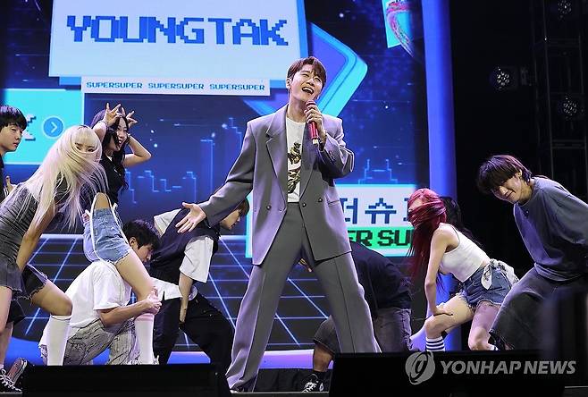 신곡 '슈퍼슈퍼' 선보이는 영탁 (서울=연합뉴스) 이재희 기자 = 가수 영탁이 3일 오후 서울 용산구 블루스퀘어에서 열린 미니앨범 '슈퍼슈퍼' 발표회에서 신곡 '슈퍼슈퍼'를 열창하고 있다. 2024.9.3 scape@yna.co.kr