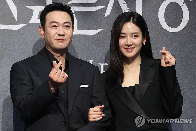 박용우-박주현 '살인마 아빠와 딸 연기' (서울=연합뉴스) 강민지 기자 = 배우 박용우(왼쪽), 박주현이 12일 서울 구로구 라마다서울신도림호텔에서 열린 STUDIO X+U 미드폼 드라마 '메스를 든 사냥꾼' 제작발표회에서 포즈를 취하고 있다. 2025.6.12 mjkang@yna.co.kr