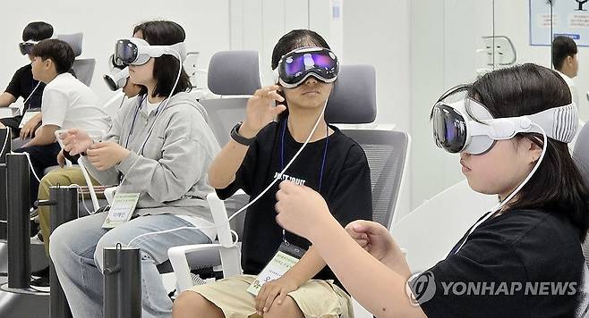 XR 속 진로·직업 찾아보는 학생들 (서귀포=연합뉴스) 김호천 기자 = 12일 제주도교육청이 제주혁신도시에 있는 꿈자람센터에 마련한 '꿈키올래 진로직업체험센터'를 찾은 학생들이 확장현실(XR) 체험 공간에서 다양한 진로 탐색 콘텐츠를 체험하고 있다. 2025.6.12 khc@yna.co.kr