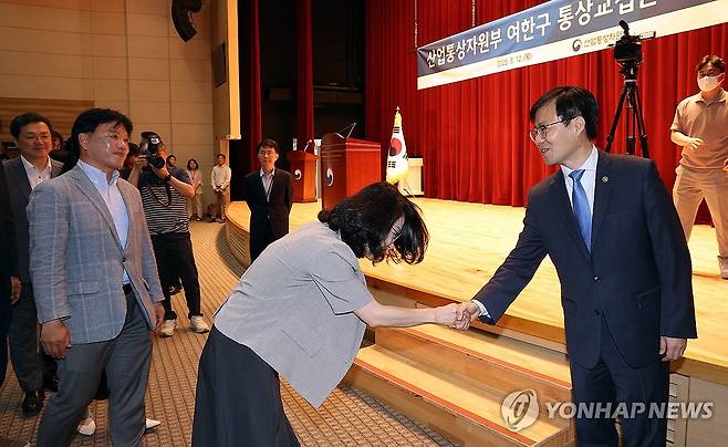 직원들과 인사하는 여한구 신임 통상교섭본부장 (세종=연합뉴스) 배재만 기자 = 산업통상자원부 여한구 신임 통상교섭본부장이 12일 정부세종청사 산업통상자원부 강당에서 열린 취임식에서 직원들과 인사를 나누고 있다. 2025.6.12 scoop@yna.co.kr