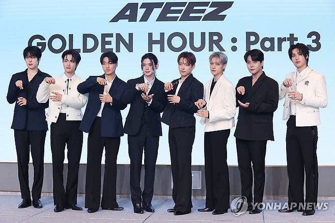 에이티즈 컴백 (서울=연합뉴스) 강민지 기자 = 그룹 에이티즈(ATEEZ)가 12일 서울 마포구 호텔 나루 서울 엠갤러리에서 열린 미니 12집 '골든 아워 : 파트 3'(GOLDEN HOUR : Part.3) 발매 기념 기자간담회에서 포즈를 취하고 있다. 2025.6.12 mjkang@yna.co.kr