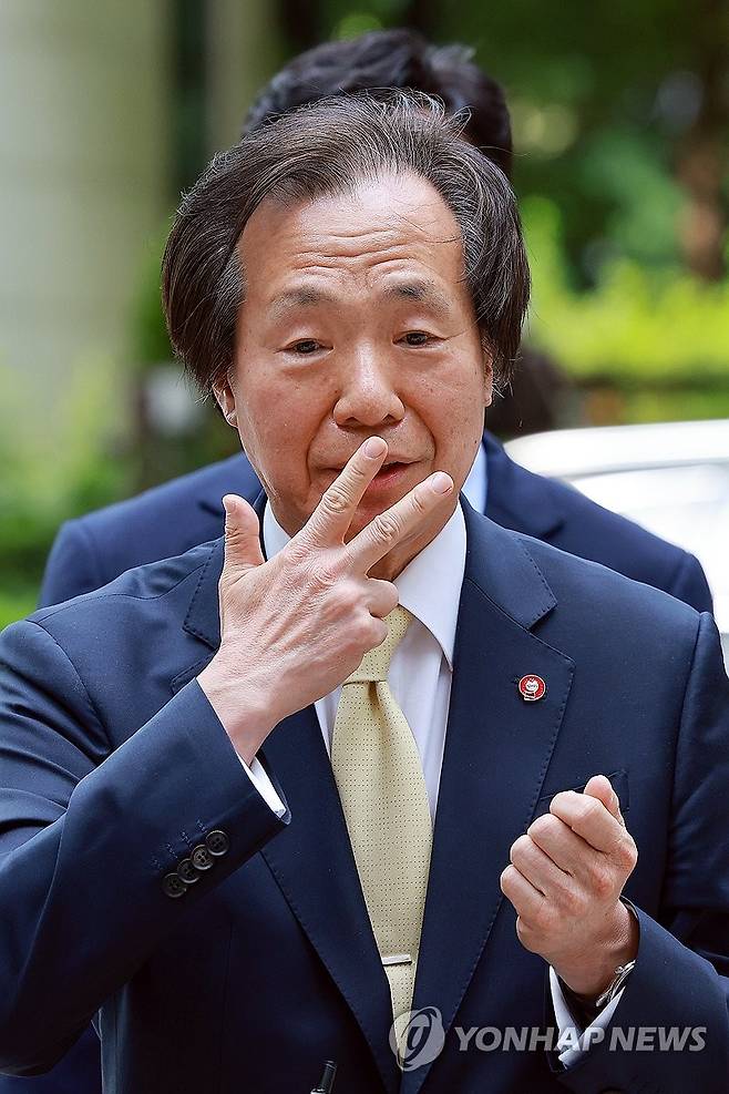 '담배소송' 항소심 최종변론 앞두고 질문에 답하는 정기석 이사장 (서울=연합뉴스) 신현우 기자 = 정기석 국민건강보험공단 이사장이 22일 서울 서초구 서울고등법원에서 열린 건보공단 담배회사 상대 손해배상 소송 항소심 12차 변론기일에 출석하기에 앞서 취재진 질문에 답하고 있다.
    앞서 건보공단은 2014년 4월 흡연으로 추가 부담한 진료비를 물어내라며 KT&G·한국필립모리스·BAT코리아 등 담배회사들을 상대로 533억원의 배상금을 청구하는 소송을 제기한 바 있다. 6년 넘게 진행된 1심에서 건보공단은 패소했다. 2025.5.22 nowwego@yna.co.kr