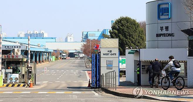 미국 자동차 25% 관세 부과, 한국GM 수출 영향은 (인천=연합뉴스) 임순석 기자 = 도널드 트럼프 미국 대통령의 외국산 자동차에 대한 25％ 관세 부과 시행을 앞둔 1일 인천 부평구 한국GM 부평공장 모습. 
    미국의 외국산 자동차 관세 부과로 한국GM이 큰 타격받을 것으로 보인다. 지난해 한국GM 부평공장과 창원공장에서 생산한 차량 49만9천559대 가운데 미국 수출 비율은 83.8%에 달했다. 2025.4.1 soonseok02@yna.co.kr