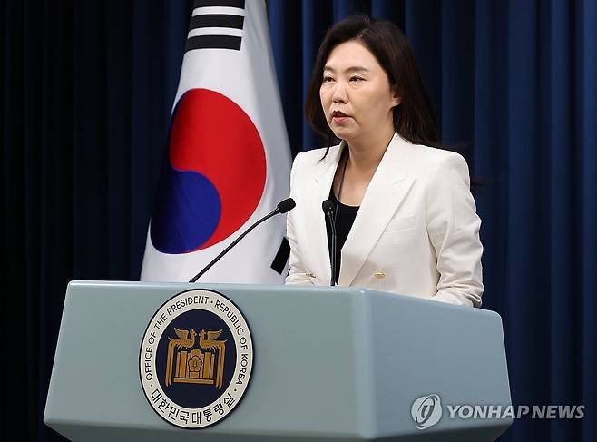 현안 설명하는 강유정 대변인 (서울=연합뉴스) 한상균 기자 = 강유정 대통령실 대변인이 12일 용산 대통령실에서 현안 관련 설명을 하고 있다. 2025.6.12 xyz@yna.co.kr