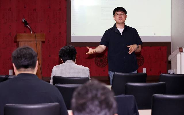 13일 전북일보사 2층 화하관에서 열린 '디지털 미디어 실무 역량 강화 연수 교육'에서 한준수 전주기전대 SNS영상디자인과 교수가 '유튜브 콘텐츠 제작 및 운영 전략'을 주제로 강연하고 있다. 조현욱 기자