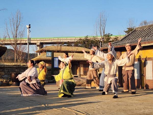 (사)문화창작집단 공터다가 2025년 '문화가 있는 날' 프로그램으로공연하는 전통 마당극 '아도가 남쪽으로 온 까닭은' 장면.