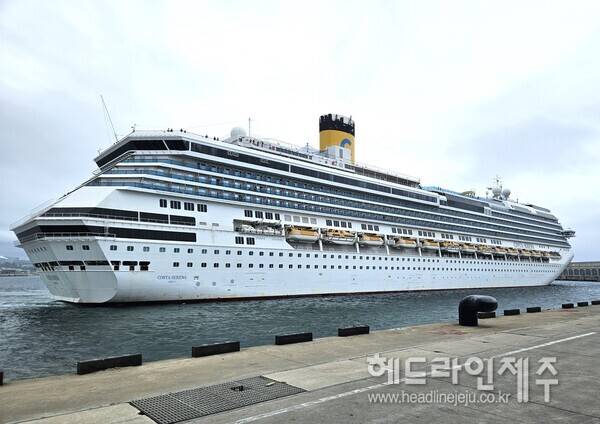 13일 제주 강정항에서 준모항 운항을 시작한 코스타 세레나호.