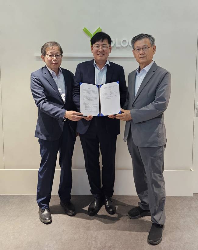 와이바이오로직스의 박영우(오른쪽), 장우익(왼쪽) 공동대표와 크로스포인트테라퓨틱스 김태억 대표가 12일 기술이전 계약에 서명하고 기념촬영을 하고 있다./크로스포인트테라퓨틱스 제공.