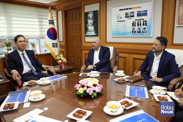 Sh수협은행(은행장 신학기)은 데이터·AI분야 글로벌기업인 SAS와 손잡고 AI기반 신용리스크 솔루션 공급 및 아시아 시장 공략을 위한 마케팅 협력에 나선다고 13일 밝혔다. 사진은 지난 11일, Sh수협은행 본사를 방문한 SAS글로벌 임원진이 신학기 은행장 등 Sh수협은행 관계자들과 비즈니스 미팅을 진행하는 모습(왼쪽부터) Sh수협은행 신학기 은행장, SAS글로벌 슈크리 다바기(Shukri Dabaghi) APAC·EMEA 수석부사장, SAS글로벌 아미르 소라비(Amir Sohrabi) APAC 총괄책임자. ⓒSh수협은행