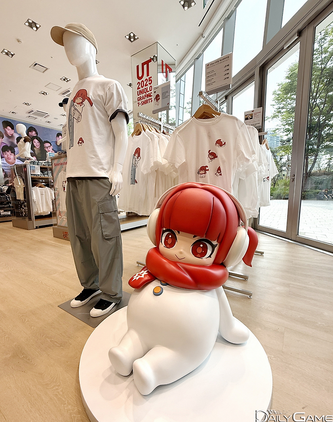 유니클로 매장에 캐릭터 티셔츠가 전시됐다.