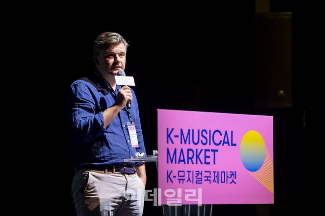 알리스테어 스미스 더스테이지 편집장. (사진=예술경영지원센터)