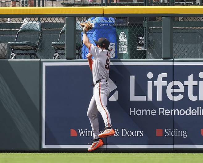 샌프란시스코 자이언츠 이정후가 펜스에 부딪히면서 타구를 잡아내고 있다. 사진=AP PHOTO