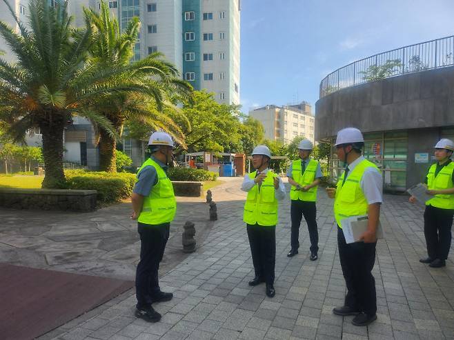지난 11일 서귀포시 소재 강정상록아파트를 찾아 우기철을 대비하여 시설물의 안전상태와 집중호우 등 재난발생 시 대응체계 등을 직접 점검하는 공무원연금공단 김동극 이사장.