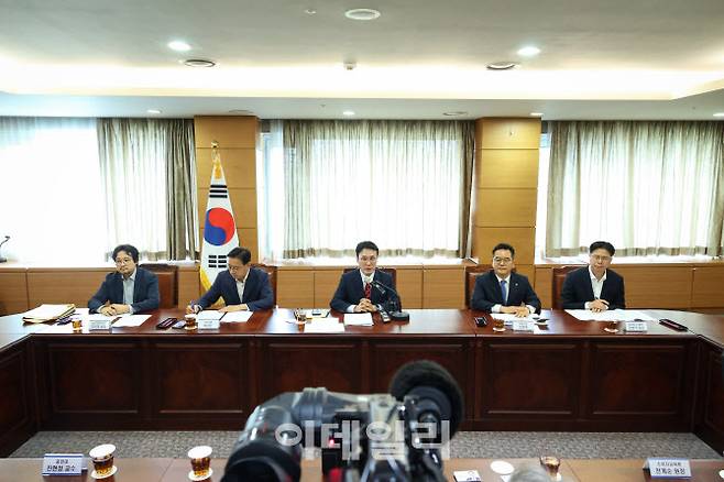 김민석 총리 후보자가 13일 주재한 ‘밥상 물가안정 경청 간담회’(사진=총리실)