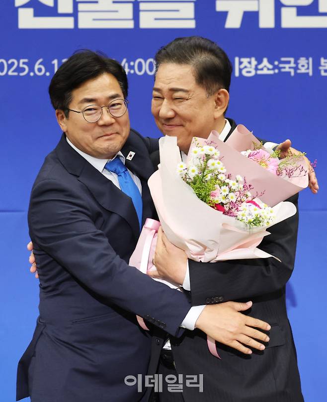 김병기 더불어민주당 신임 원내대표가 13일 국회에서 열린 제22대 국회 더불어민주당 제2기 원내대표 선출 의원총회에서 박찬대 전 원내대표와 포옹을 하고 있다. (사진=방인권 기자)