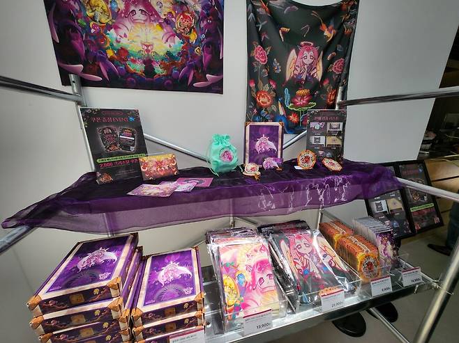 - 카운터 옆에서는 조그맣게 카페 테마와 관련된 쿠키런 굿즈를 판매한다&nbsp;