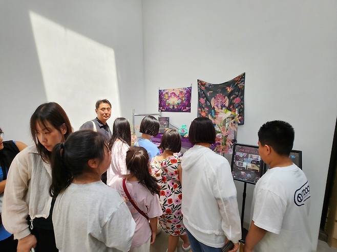 - 굿즈를 구매하기 위해 많은 방문객들이 몰렸다&nbsp;