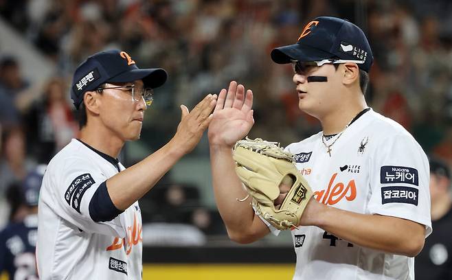 12일 대전 한화생명볼파크에서 열린 2025 신한 SOL 뱅크 KBO리그 두산 베어스와 한화 이글스의 경기. 8회초 2사 만루 위기를 무실점으로 넘긴 한화 김서현이 코치진 축하를 받고 있다. 2025.6.12